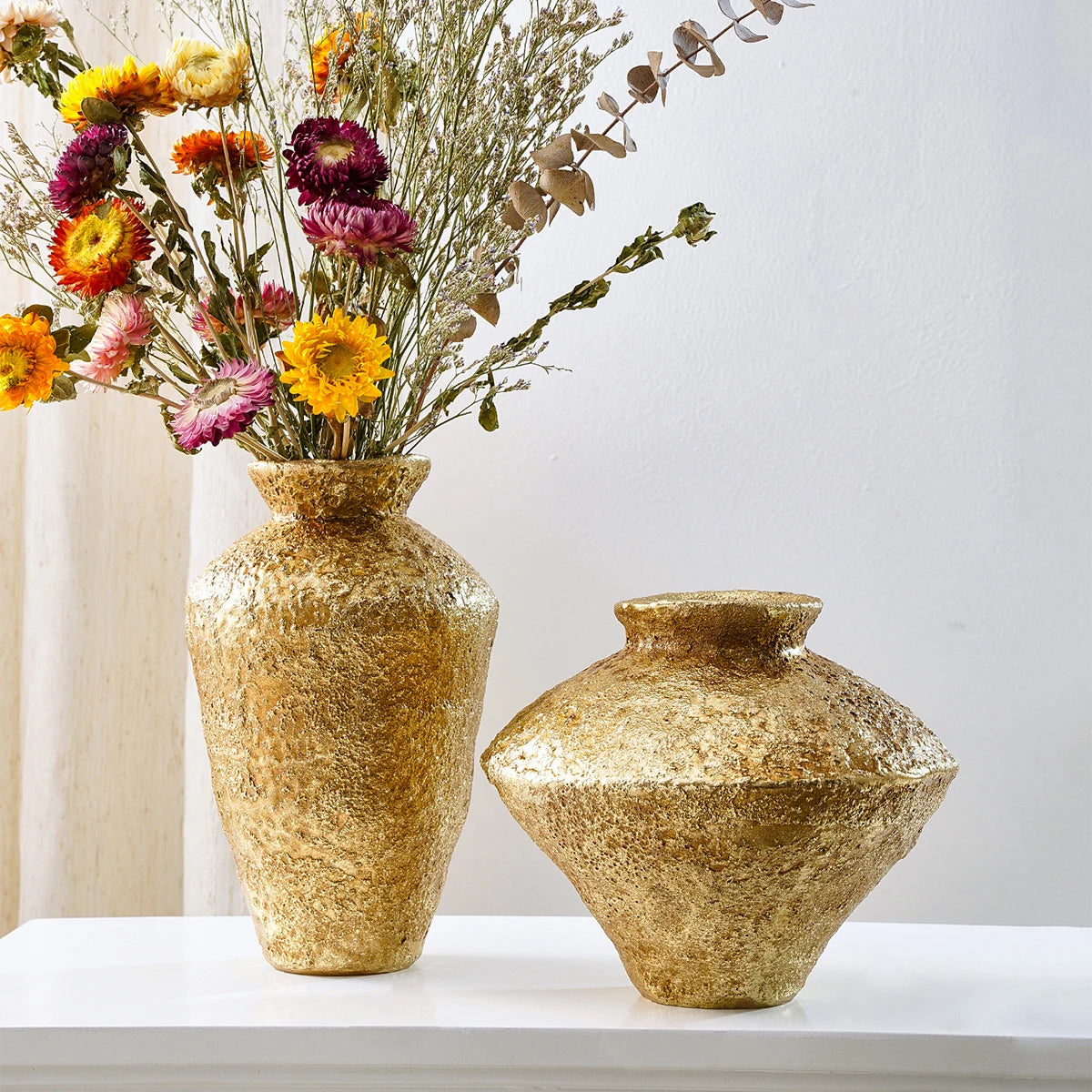 Vaso Resina Jarra Rústica Dourada Retrô — Decorativo para Sala e Ambientes