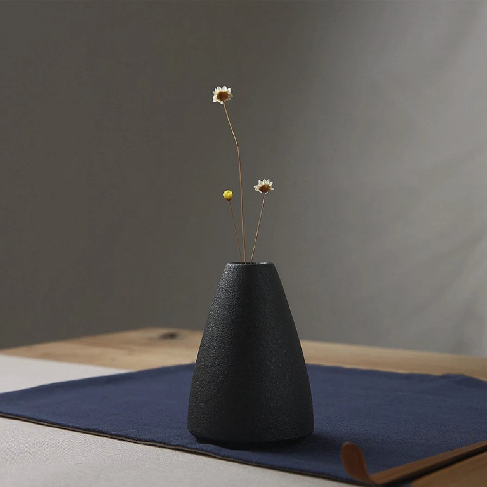 Vaso Cerâmica Pequeno Preto Rústico Japonês — Decoração Minimalista de Mesa