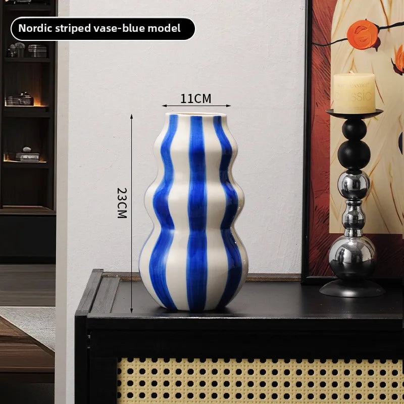 Vaso de Cerâmica Listrado Minimalista — Vaso Retrô Premium para Arranjos de Flores