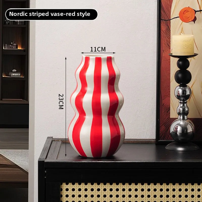 Vaso de Cerâmica Listrado Minimalista — Vaso Retrô Premium para Arranjos de Flores