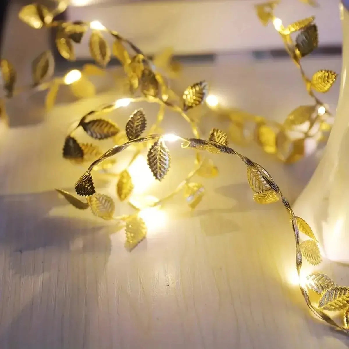Cordão de Luzes LED Folhas Doradas 2m — Fio de Cobre a Pilha para Decoração e Festas