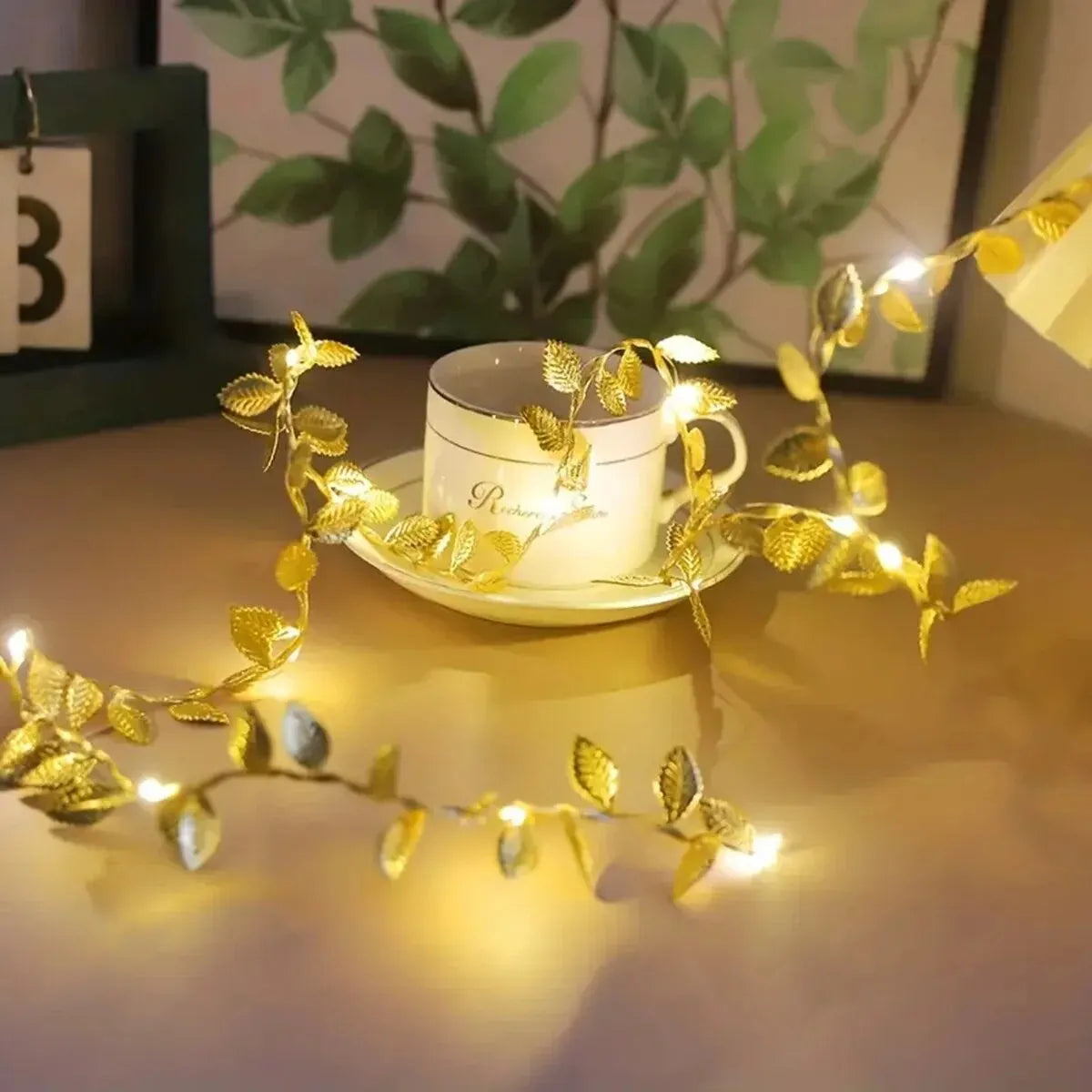 Cordão de Luzes LED Folhas Doradas 2m — Fio de Cobre a Pilha para Decoração e Festas