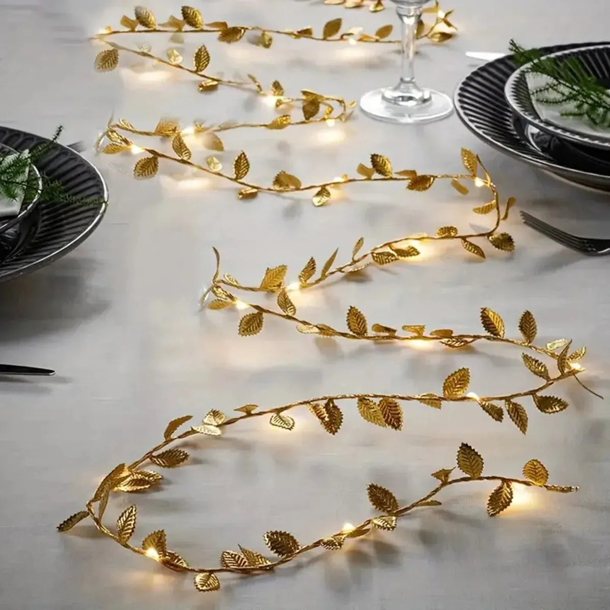 Cordão de Luzes LED Folhas Doradas 2m — Fio de Cobre a Pilha para Decoração e Festas
