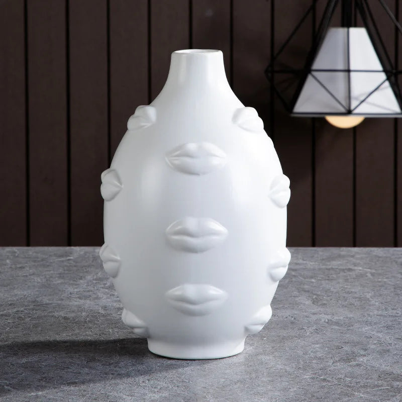 Vaso Cerâmica Lábios 3D — Branco Decorativo para Flores Secas e Arranjos Criativos