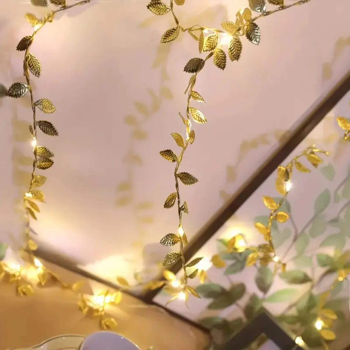 Cordão de Luzes LED Folhas Doradas 2m — Fio de Cobre a Pilha para Decoração e Festas